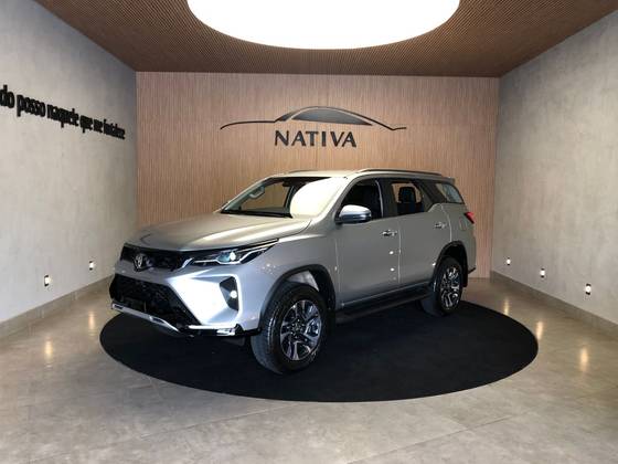 TOYOTA HILUX SW4 2.8 D-4D TURBO DIESEL SRX PLATINUM 7L 4X4 AUTOMÁTICO